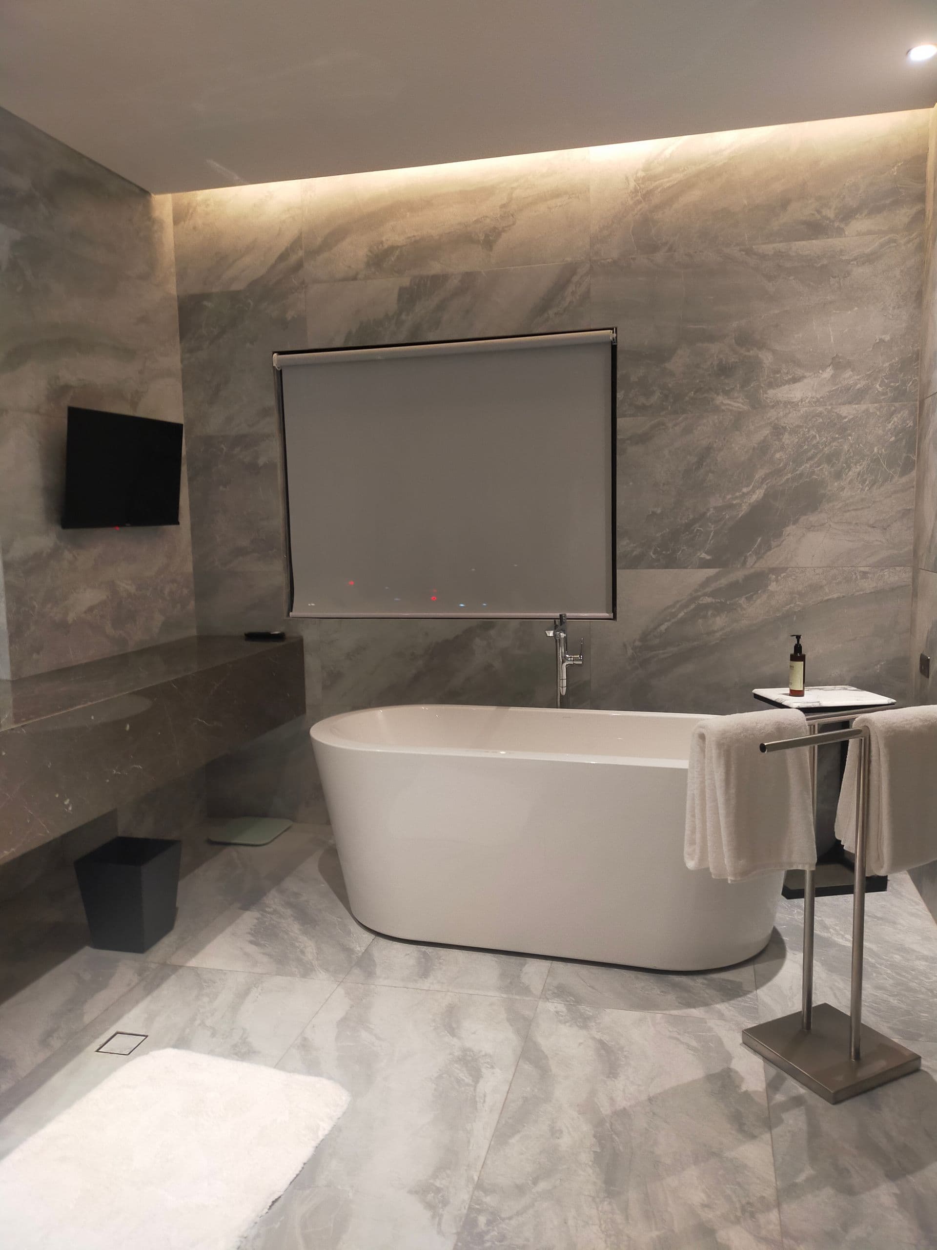 Baño de mármol con bañera independiente