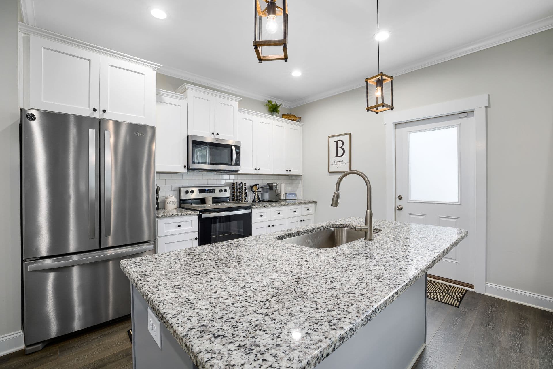 Cocina blanca con isla central