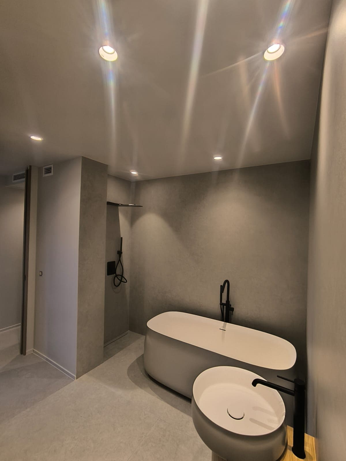 Baño con bañera independiente y doble lavabo