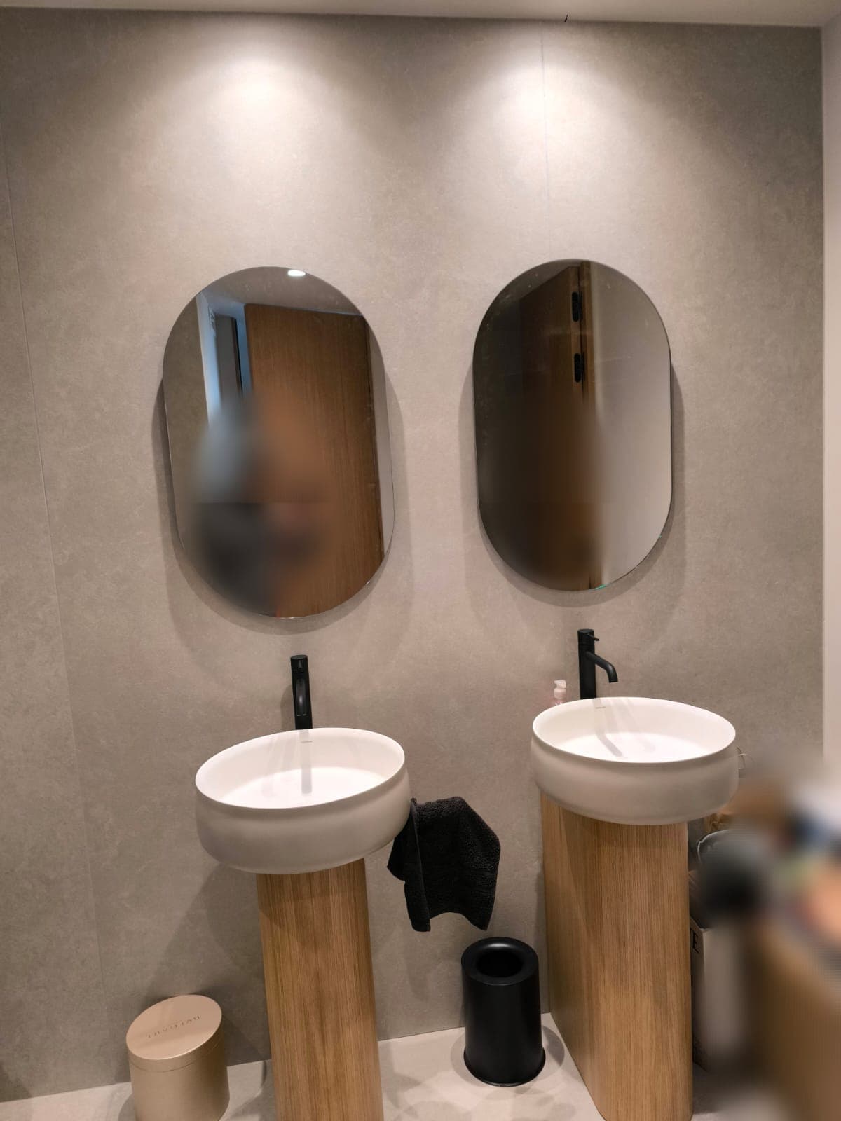 Baño con doble lavabo de pedestal y espejos retroiluminados reformado por Renovexis