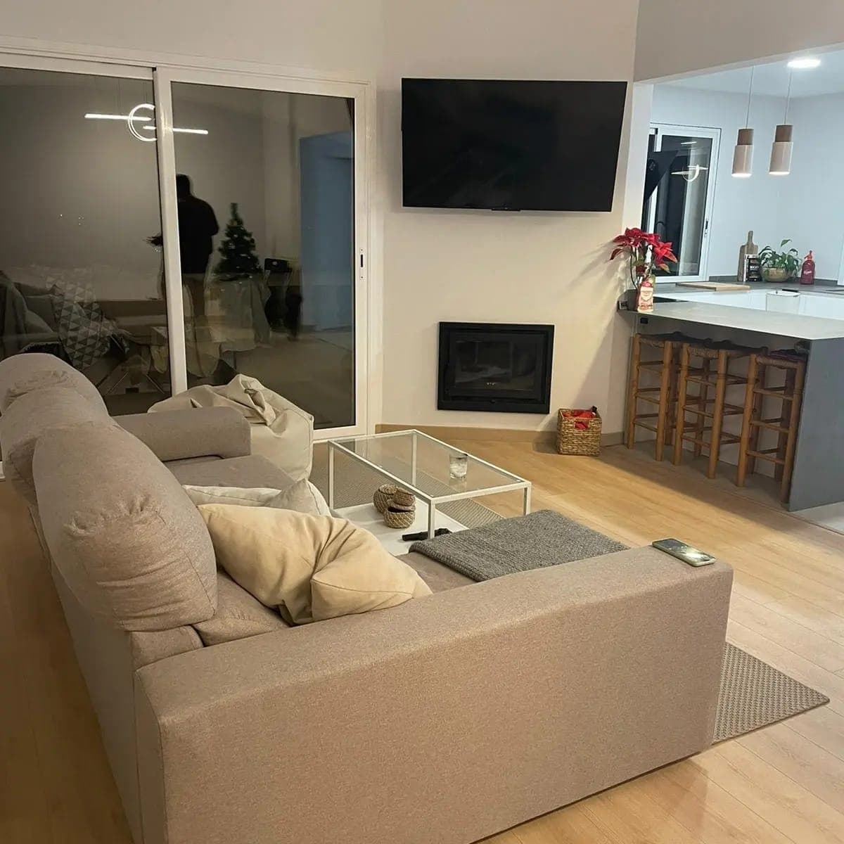 Salón abierto con chimenea integrada y acceso a cocina